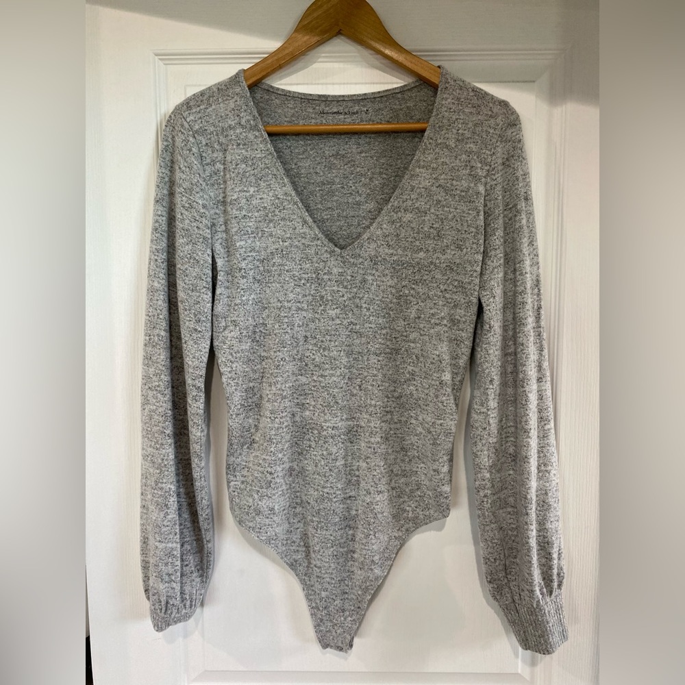 Abercrombie & Fitch
Long-Sleeve V-Neck Sweater Bodysuit Gray Medium